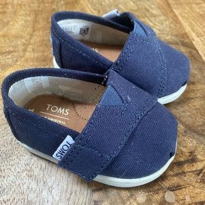 Never worn!!💙 baby toms